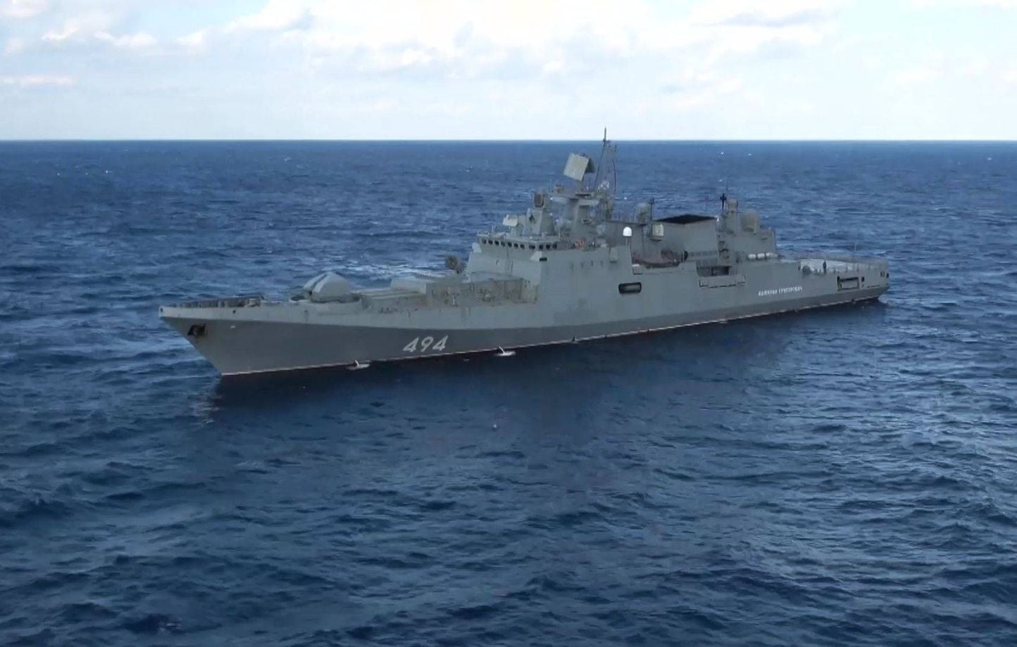 Fragata militar rusa dispara disparos de advertencia contra un yate británico Fragata militar rusa dispara disparos de advertencia contra un yate británico